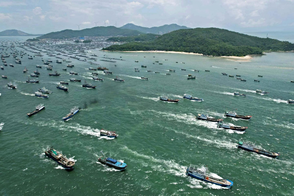 Hundreds of boats set sail as fishing season starts on the South China Sea