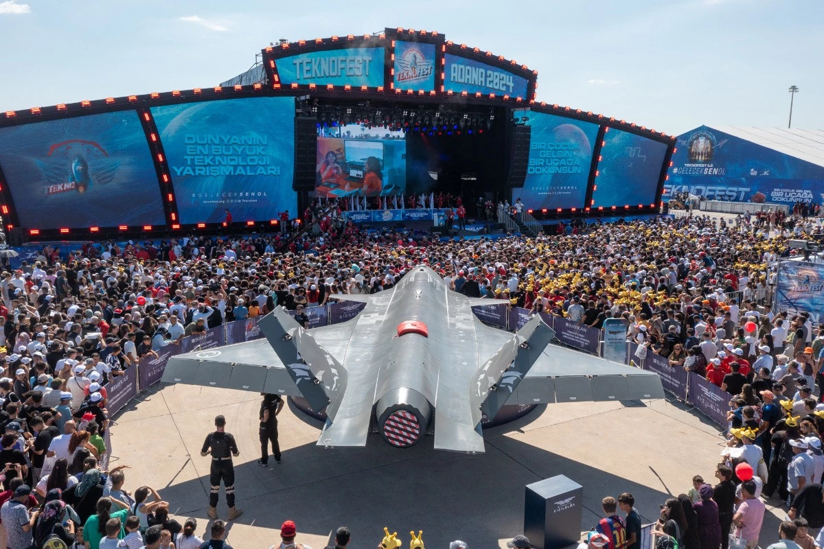 Introducing Turkish high-tech: fighter jets and drones take to the skies