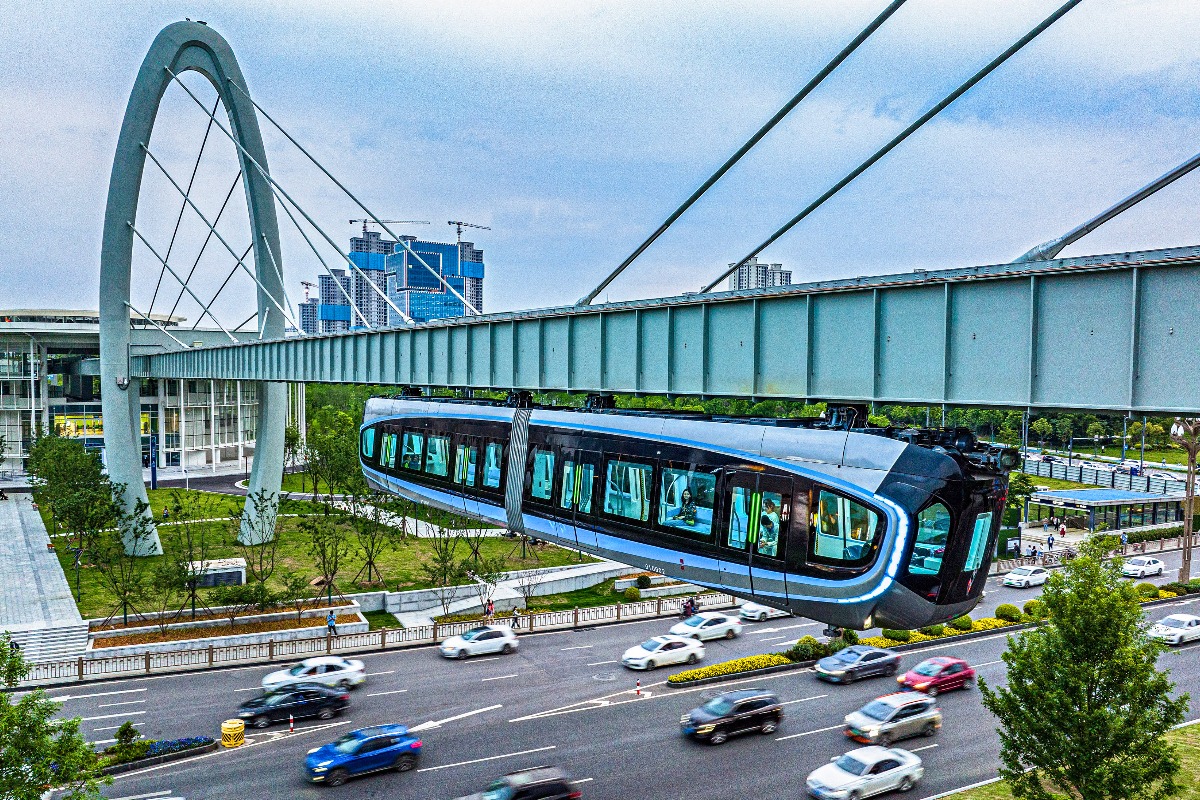 Suspension monorail line undergoes running test in Wuhan