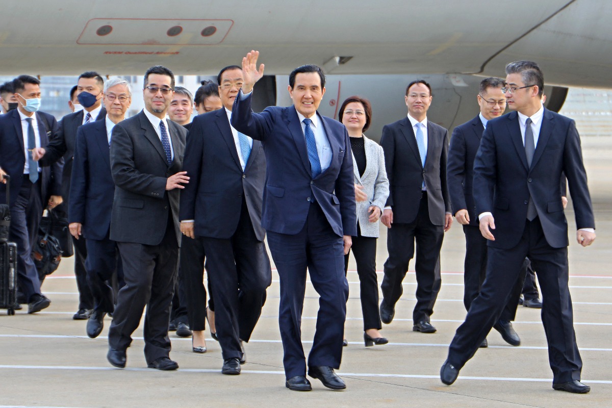 Former Taiwan Leader visits mainland China